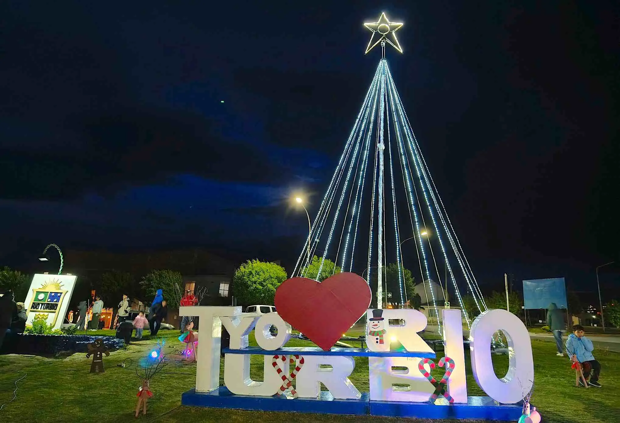 Encendido del árbol navideño en Río Turbio y una noche de tradición ...