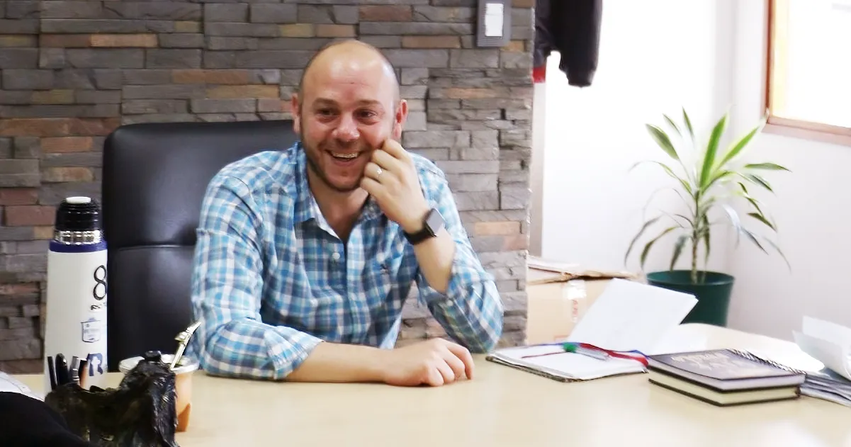 Menna ofi sonrie_Mesa de trabajo 1