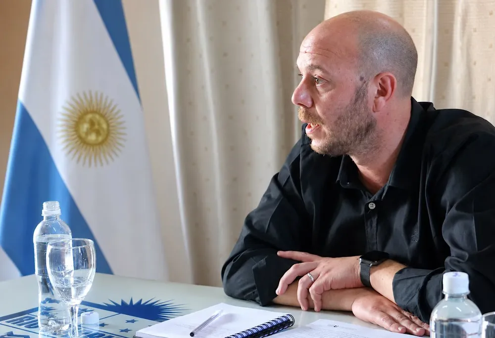 menna con bandera argentina